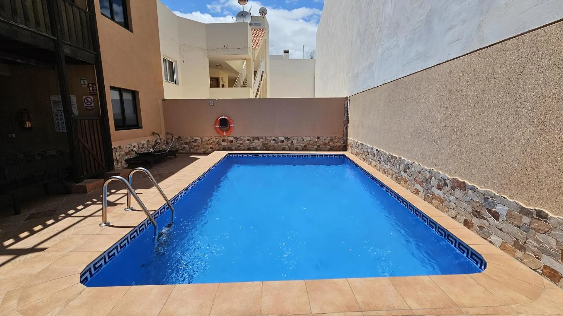 Lägenhet Adas Home, Los Abrigos, Wifi And Near The Beach